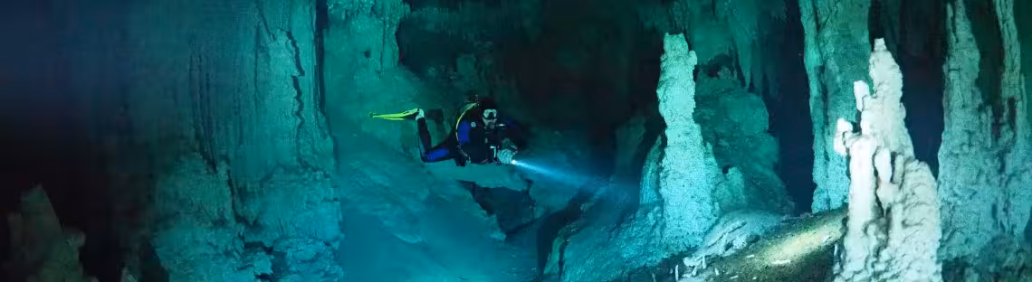 Taucher in der Cenote Pet Cemetary