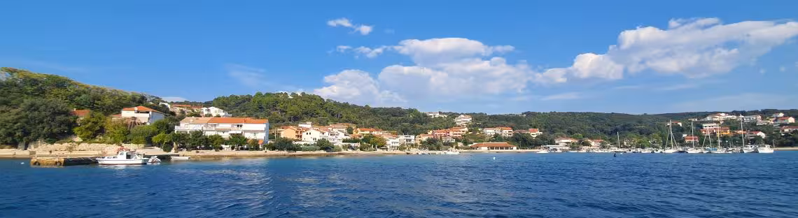 Blick auf Kampor im Norden der kroatischen Insel Rab