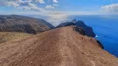 Weiter geht es an der Küste entlang. Die 272 m hohe Bergspitze im Hintergrund heißt "Sugar Loaf" (Zuckerhut) und gibt dem Wanderweg seinen Namen.