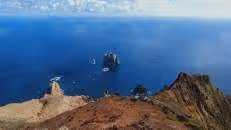 Von hier hat man einen fantastischen 300-Grad Ausblick, z.B. nach Süden auf den tiefblauen Atlantik und die 800 m vor der Küste liegende Speery Island. Die Insel ist ein Vogelschutzgebiet und wichtiger Nistplatz für verschiedene Seevögel, wie den Maskentölpel (Sula dactylatra) und die Noddiseeschwalbe (Anous stolidus).