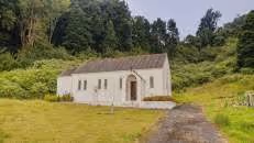 Am Wegesrand liegt die kleine anglikanische Kirche "St. Helena & The Cross" ...