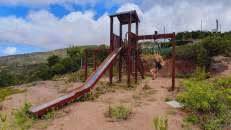 Nach kurzer Aufwärmphase auf dem Spielplatz, der den Trailhead am Ende der Talgate Road in Levelwood schmückt, ...