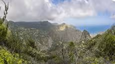 Richtung Osten blickt man auf die Westflanke von Diana's Peak und die verstreuten Häuser im Sandy Bay District.